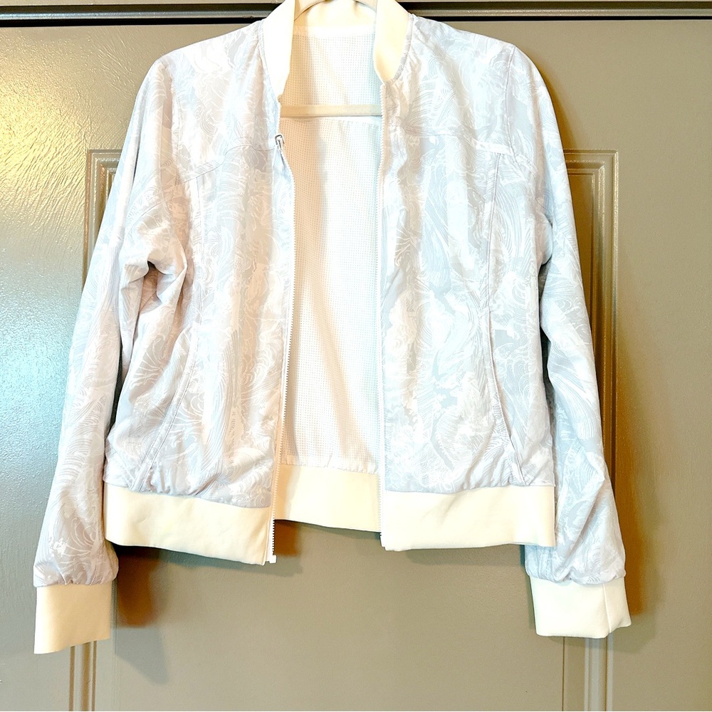 LULULEMON REVERSIBLE WHITE/GRAY JACKET - Size 6